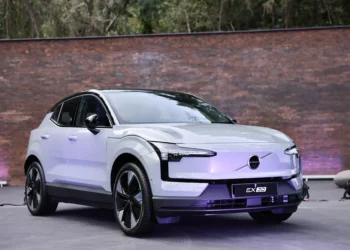 Volvo anuncia recall por problema na bateria do EX30