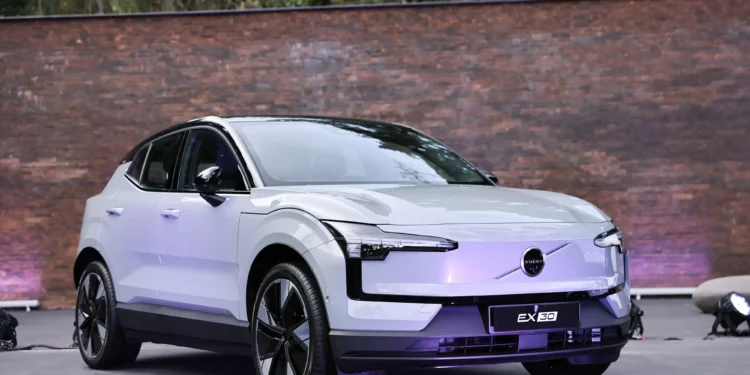 Volvo anuncia recall por problema na bateria do EX30