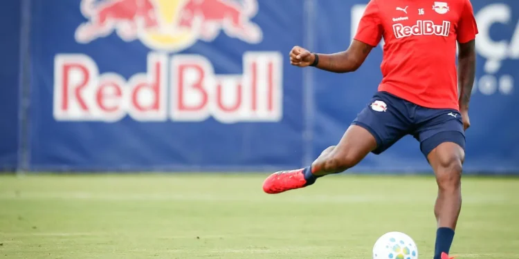 Bragantino multa zagueiro por fala machista contra árbitra